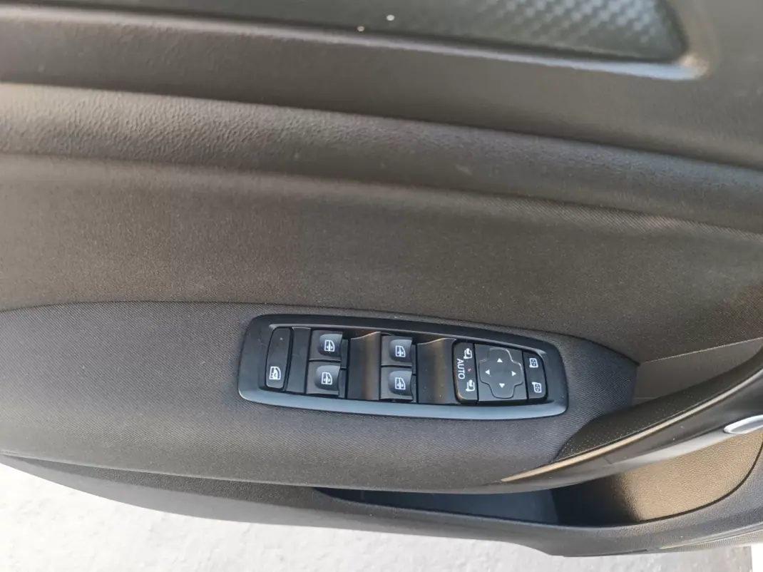 Renault Mégane 2019 - 12900 EUR, 192111 km - AUTO.MOTO.pt - 192111km - foto 18 de 26