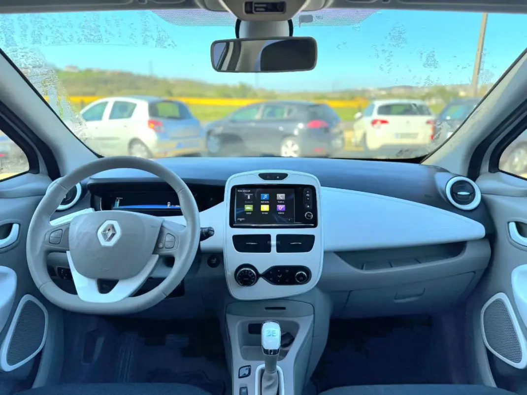 Renault Zoe 2017 - 10550 EUR, 98529 km - AUTO.MOTO.pt - 98529km - foto 11 de 18