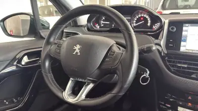 Peugeot 208 2017 - 8450 EUR, 112900 km - AUTO.MOTO.pt - 112900km - foto 8 de 13
