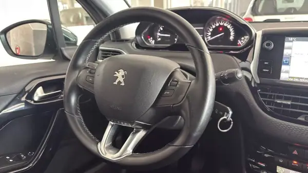 Peugeot 208 2017 - 8450 EUR, 112900 km - AUTO.MOTO.pt - 112900km - foto 8 de 13