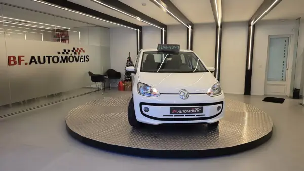 Volkswagen Cross Up! 2013 - 7750 EUR, 154338 km - AUTO.MOTO.pt - 154338km - foto 10 de 47