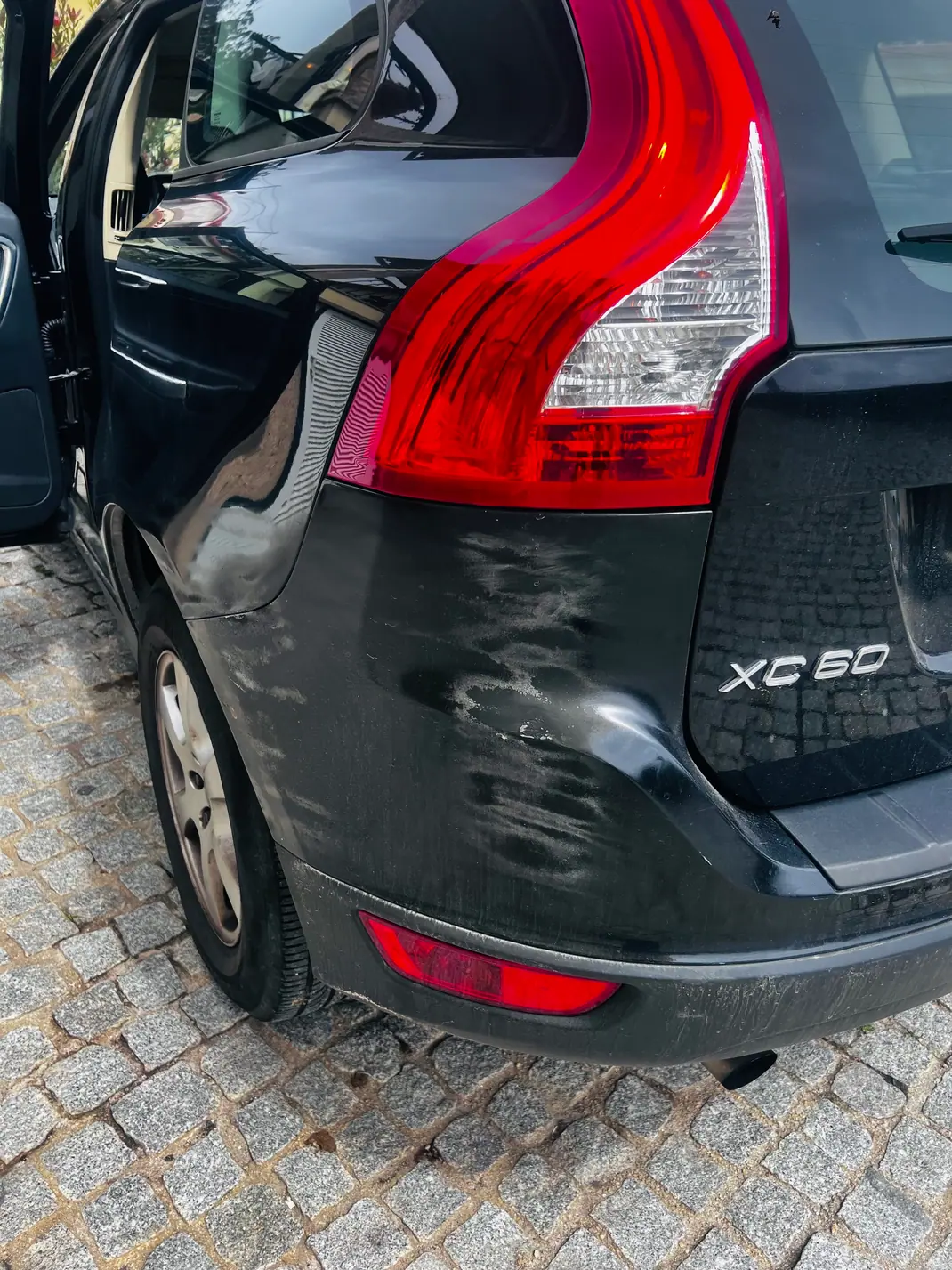 Volvo XC 60 2012 - 10800 EUR, 185500 km - AUTO.MOTO.pt - 185500km - foto 7 de 8