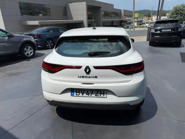 Renault Mégane 2022 - 15900 EUR, 121000 km - AUTO.MOTO.pt - 121000km - foto 6 de 11