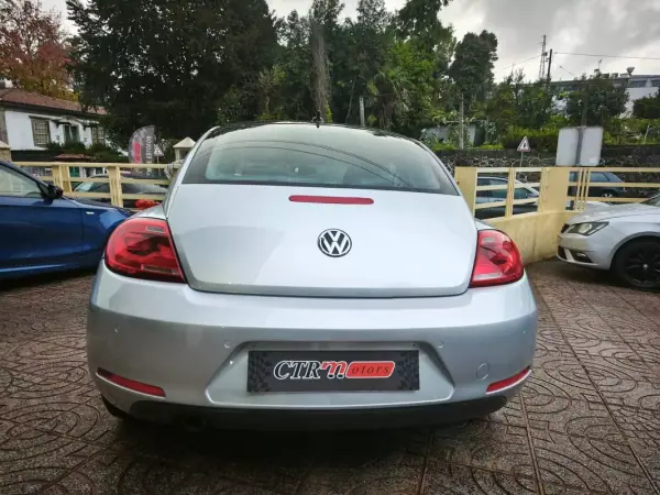 Volkswagen New Beetle 2012 - 12500 EUR, 170000 km - AUTO.MOTO.pt - 170000km - foto 10 de 26