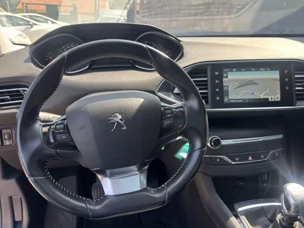 Peugeot 308 SW 2015 - 7500 EUR, 178000 km - AUTO.MOTO.pt - 178000km - foto 14 de 19