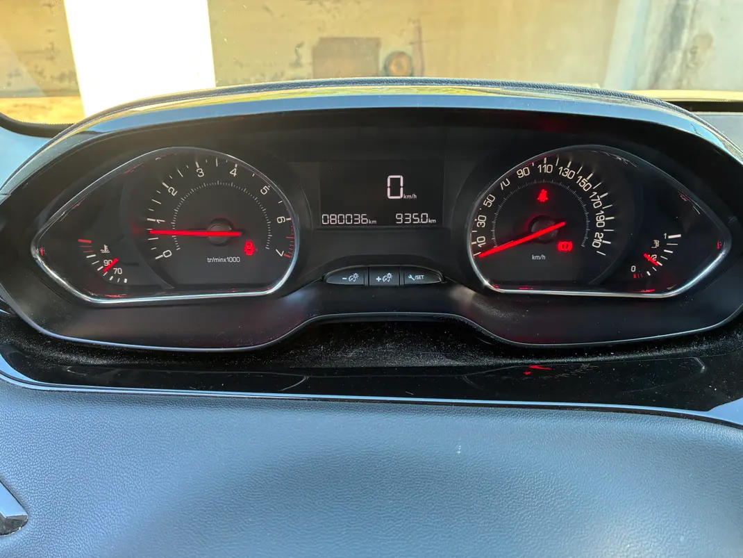 Peugeot 208 2014 - 7800 EUR, 79000 km - AUTO.MOTO.pt - 79000km - foto 3 de 7