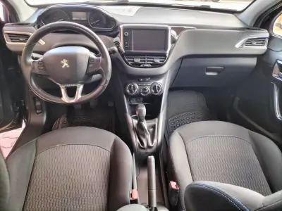 Peugeot 208 2017 - 10750 EUR, 96000 km - AUTO.MOTO.pt - 96000km - foto 8 de 12