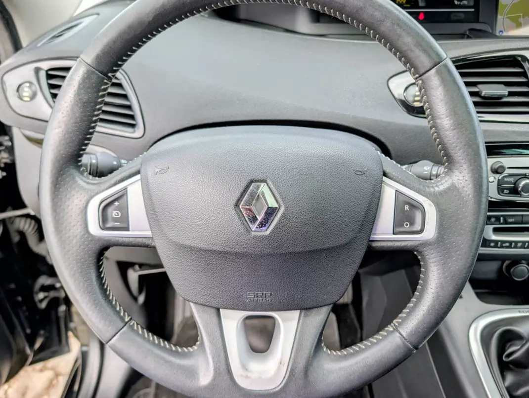 Renault Grand Scénic 2012 - 7250 EUR, 215638 km - AUTO.MOTO.pt - 215638km - foto 17 de 28