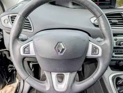 Renault Grand Scénic 2012 - 7250 EUR, 215638 km - AUTO.MOTO.pt - 215638km - foto 17 de 28