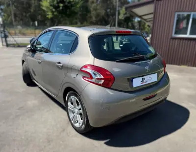 Peugeot 208 2012 - 8250 EUR, 221000 km - AUTO.MOTO.pt - 221000km - foto 8 de 21