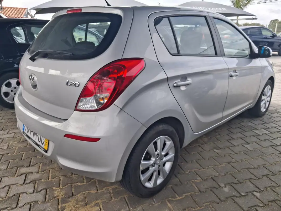 Hyundai i20 2015 - 8500 EUR, 90000 km - AUTO.MOTO.pt - 90000km - foto 5 de 13
