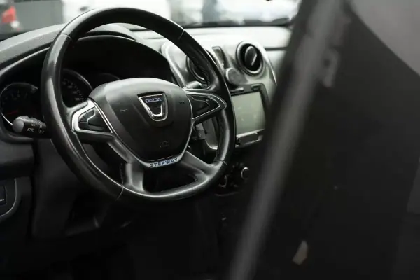 Dacia Sandero 2019 - 6900 EUR, 298960 km - AUTO.MOTO.pt - 298960km - foto 9 de 21