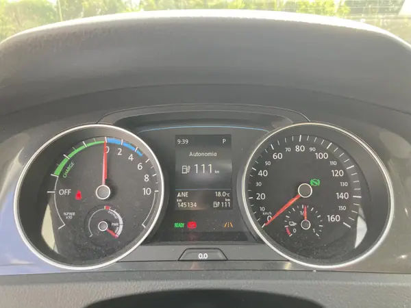 Volkswagen e-Golf 2017 - 14900 EUR, 180000 km - AUTO.MOTO.pt - 180000km - foto 17 de 25