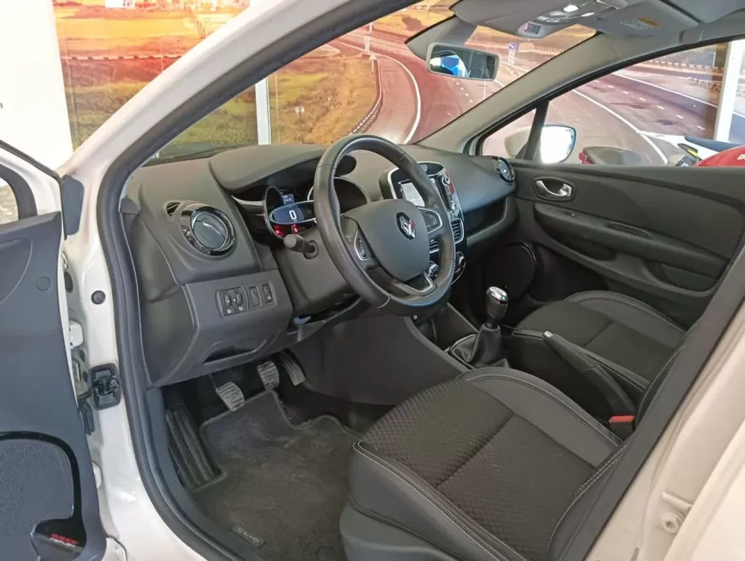 Renault Clio 2018 - 12900 EUR, 129000 km - AUTO.MOTO.pt - 129000km - foto 7 de 20