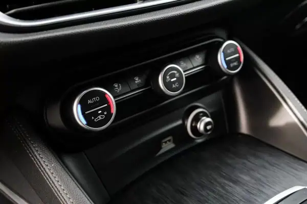 Alfa Romeo Stelvio 2019 - 25900 EUR, 89000 km - AUTO.MOTO.pt - 89000km - foto 22 de 31
