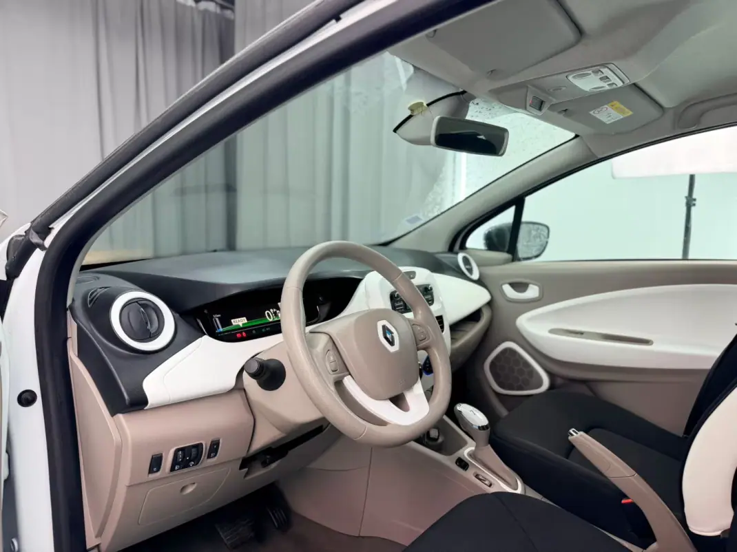 Renault Zoe 2017 - 10500 EUR, 57000 km - AUTO.MOTO.pt - 57000km - foto 16 de 17