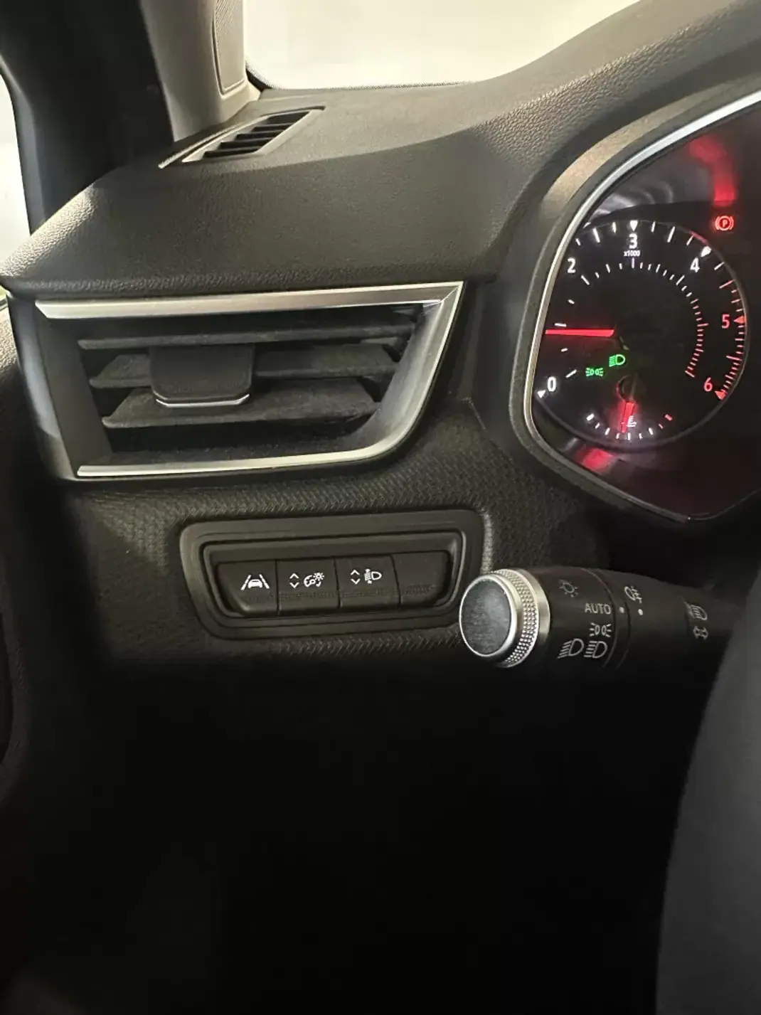 Renault Clio 2021 - 14500 EUR, 93000 km - AUTO.MOTO.pt - 93000km - foto 28 de 32