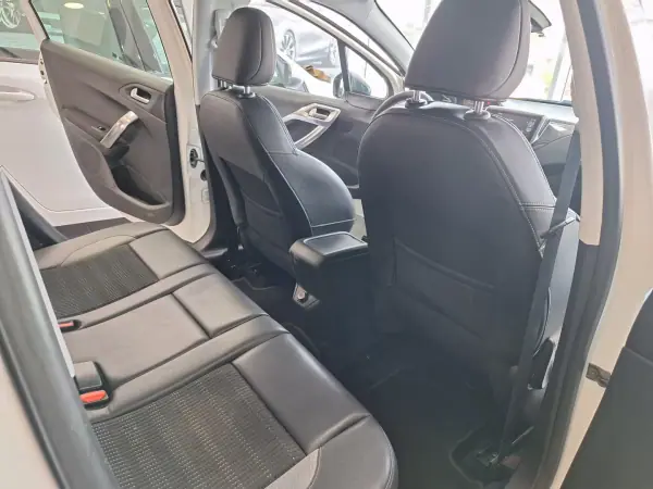 Peugeot 2008 2015 - 8900 EUR, 108000 km - AUTO.MOTO.pt - 108000km - foto 14 de 18