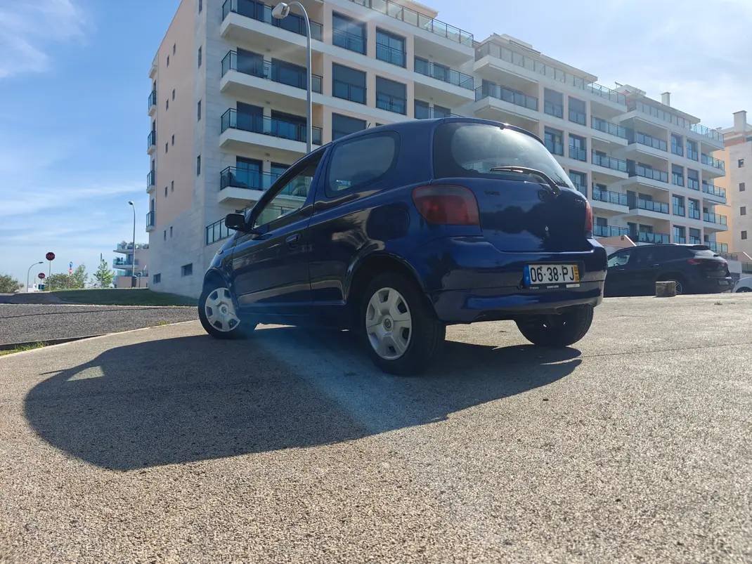 Toyota Yaris 2000 - 2500 EUR, 206000 km - AUTO.MOTO.pt - 206000km - foto 5 de 11