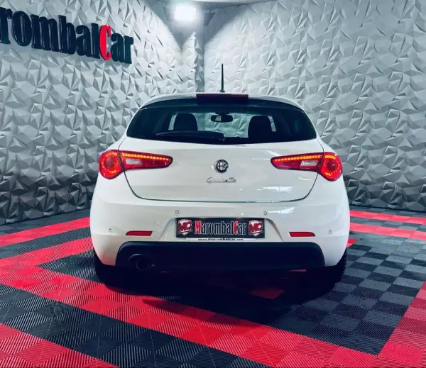 Alfa Romeo Giulietta 2012 - 13750 EUR, 119336 km - AUTO.MOTO.pt - 119336km - foto 14 de 35