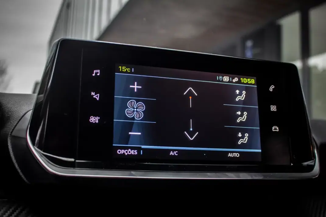 Peugeot e-2008 2021 - 20850 EUR, 60050 km - AUTO.MOTO.pt - 60050km - foto 40 de 44