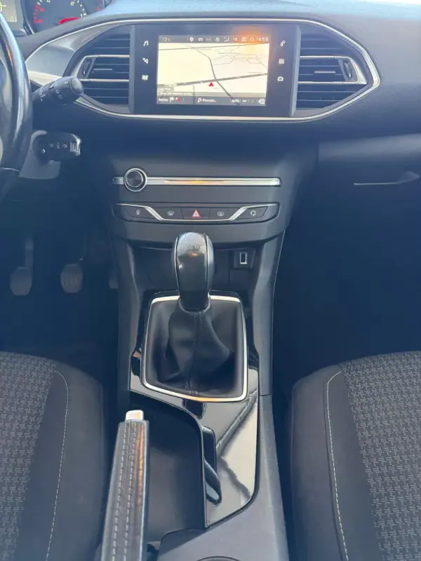 Peugeot 308 2017 - 10990 EUR, 143560 km - AUTO.MOTO.pt - 143560km - foto 11 de 14