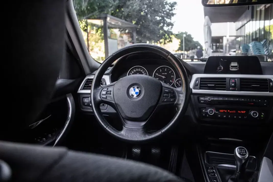 BMW 320 2014 - 11890 EUR, 285600 km - 285600km - foto 30 de 38