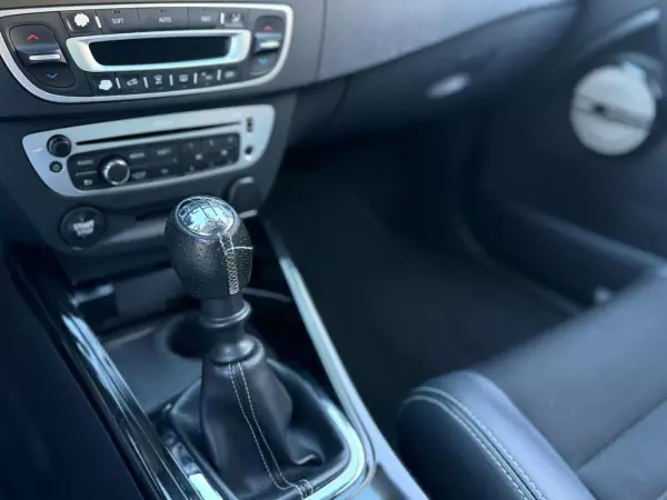 Renault Mégane Coupe 2014 - 12900 EUR, 155557 km - AUTO.MOTO.pt - 155557km - foto 19 de 32