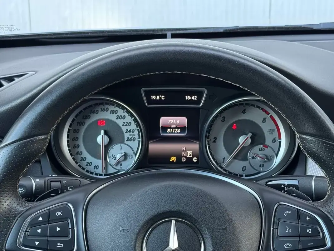 Mercedes-Benz GLA 180 2016 - 19950 EUR, 80000 km - AUTO.MOTO.pt - 80000km - foto 16 de 26