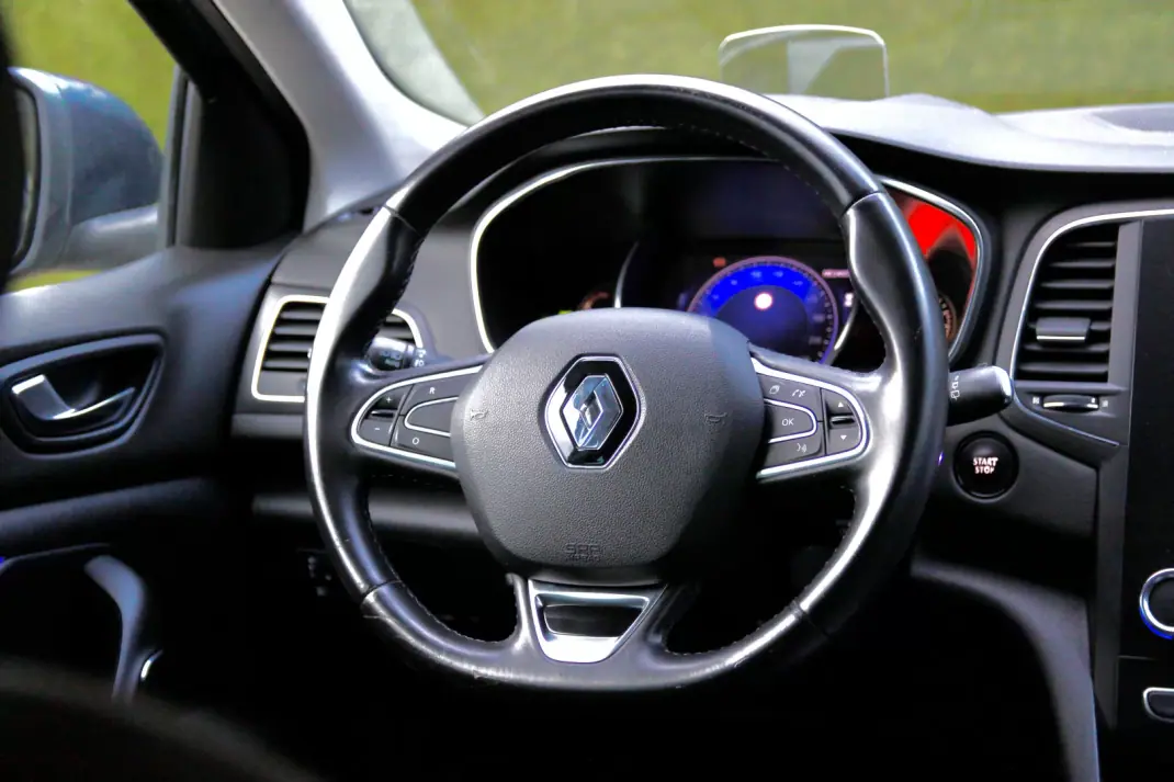 Renault Mégane 2019 - 13990 EUR, 167000 km - AUTO.MOTO.pt - 167000km - foto 15 de 33