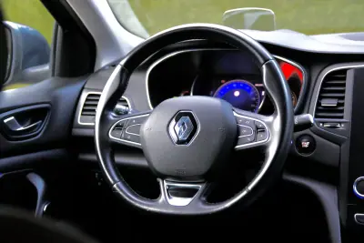 Renault Mégane 2019 - 13990 EUR, 167000 km - AUTO.MOTO.pt - 167000km - foto 15 de 33