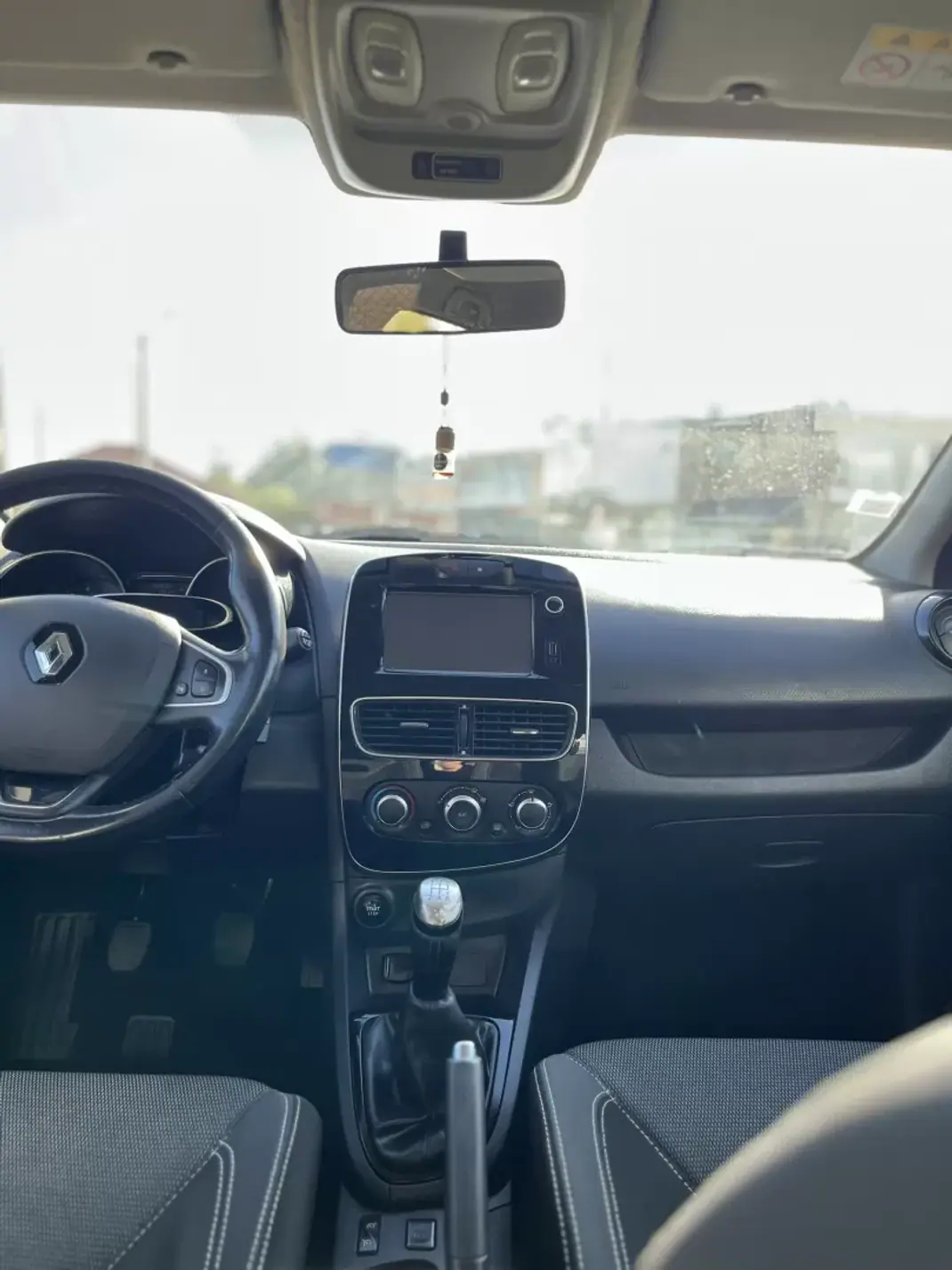 Renault Clio 2017 - 9900 EUR, 154000 km - AUTO.MOTO.pt - 154000km - foto 11 de 12