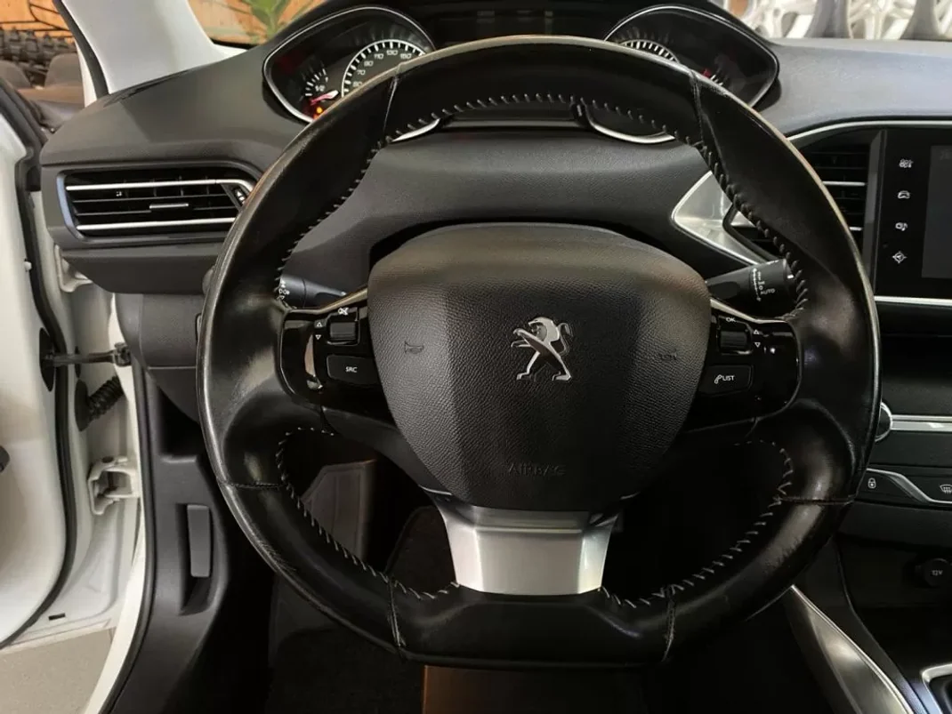 Peugeot 308 2016 - 14200 EUR, 132000 km - AUTO.MOTO.pt - 132000km - foto 11 de 23