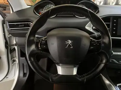 Peugeot 308 2016 - 14200 EUR, 132000 km - AUTO.MOTO.pt - 132000km - foto 11 de 23