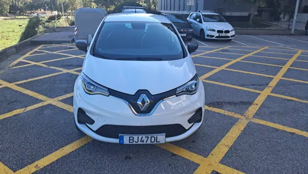 Renault Zoe 2020 - 12700 EUR, 78500 km - AUTO.MOTO.pt - 78500km - foto 6 de 13