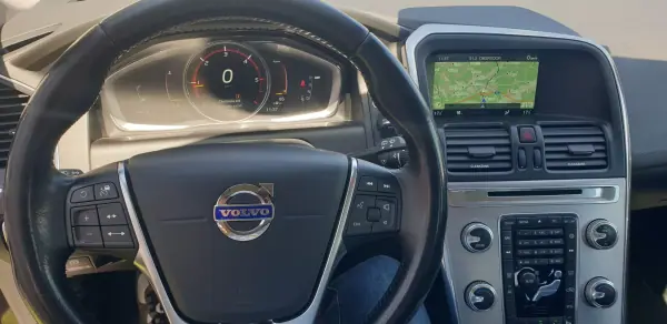 Volvo XC 60 2016 - 21750 EUR, 179000 km - AUTO.MOTO.pt - 179000km - foto 8 de 12