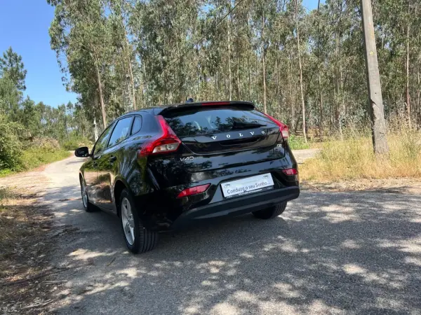 Volvo V40 2017 - 15900 EUR, 120000 km - AUTO.MOTO.pt - 120000km - foto 23 de 39