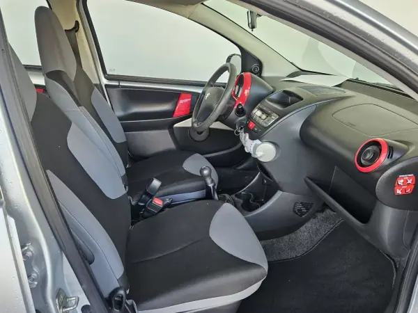 Peugeot 107 2012 - 4250 EUR, 163000 km - AUTO.MOTO.pt - 163000km - foto 7 de 9
