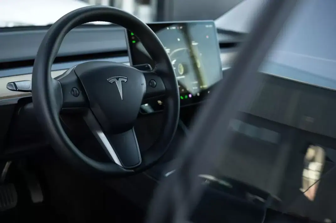 Tesla Model 3 2023 - 32900 EUR, 77000 km - AUTO.MOTO.pt - 77000km - foto 10 de 26