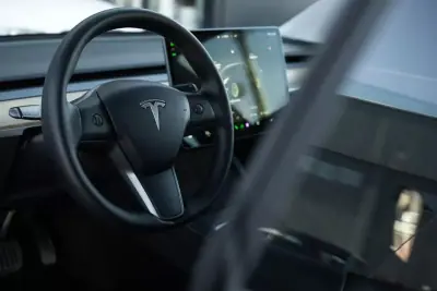 Tesla Model 3 2023 - 32900 EUR, 77000 km - AUTO.MOTO.pt - 77000km - foto 10 de 26