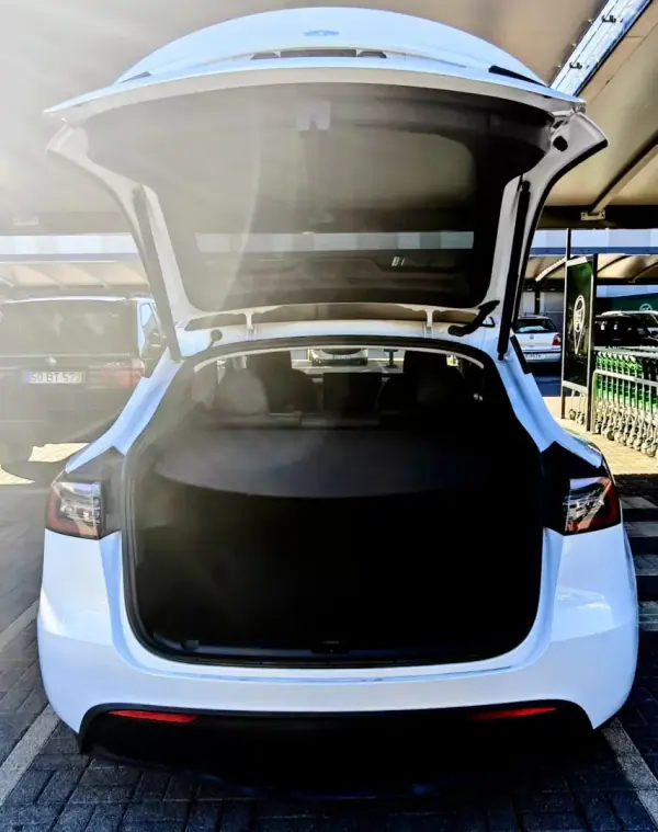Tesla Model Y 2023 - 38490 EUR, 50153 km - AUTO.MOTO.pt - 50153km - foto 5 de 6