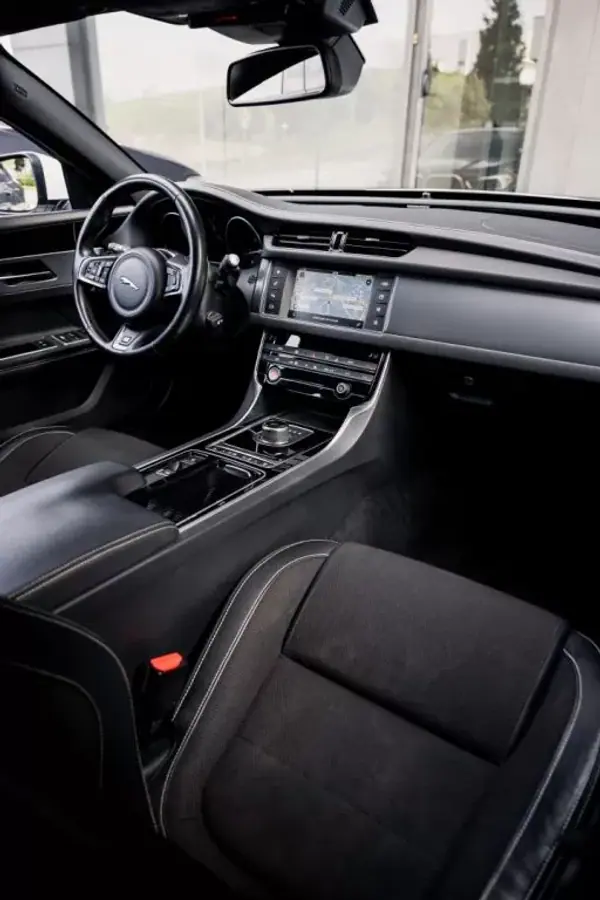 Jaguar XF 2017 - 22990 EUR, 145800 km - AUTO.MOTO.pt - 145800km - foto 30 de 55