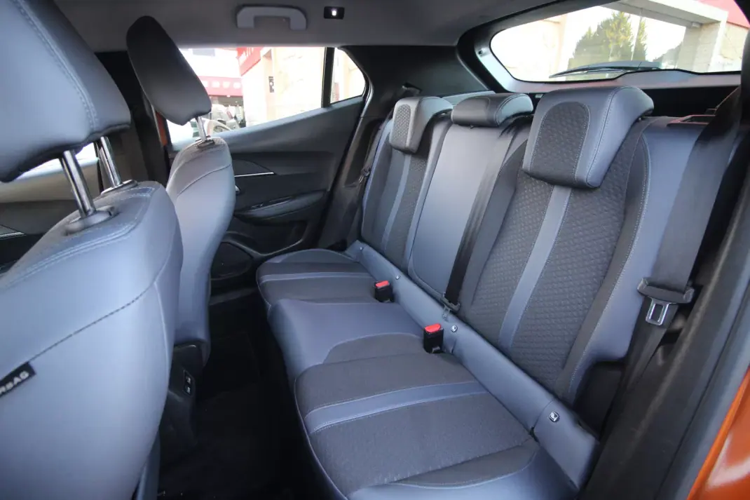 Peugeot e-2008 2020 - 19450 EUR, 54000 km - AUTO.MOTO.pt - 54000km - foto 18 de 41