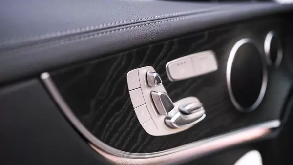Mercedes-Benz E 220 2018 - 49000 EUR, 103000 km - AUTO.MOTO.pt - 103000km - foto 18 de 21