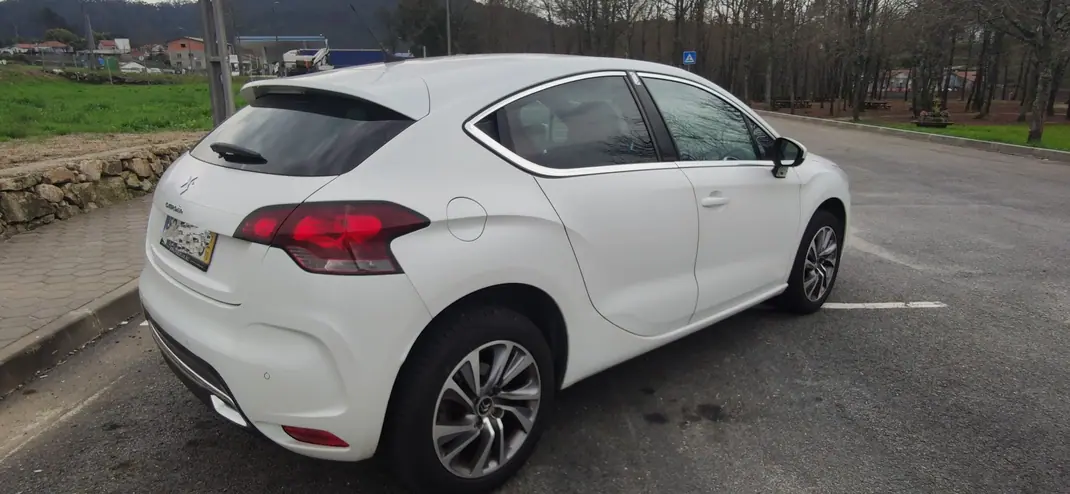 Citroën DS4 2011 - 8000 EUR, 172000 km - AUTO.MOTO.pt - 172000km - foto 4 de 10