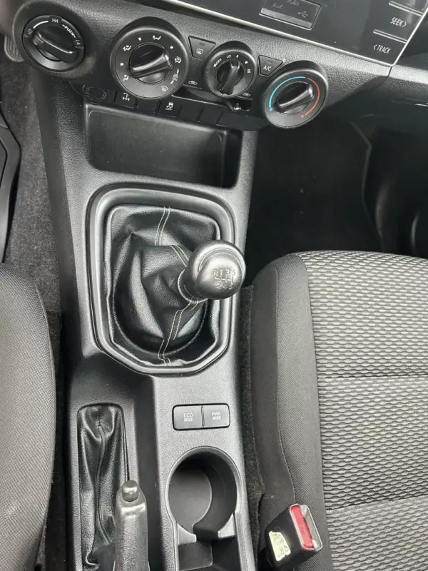 Toyota Hilux 2018 - 29999 EUR, 257000 km - AUTO.MOTO.pt - 257000km - foto 8 de 13