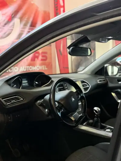 Peugeot 308 2018 - 10900 EUR, 132000 km - AUTO.MOTO.pt - 132000km - foto 5 de 8