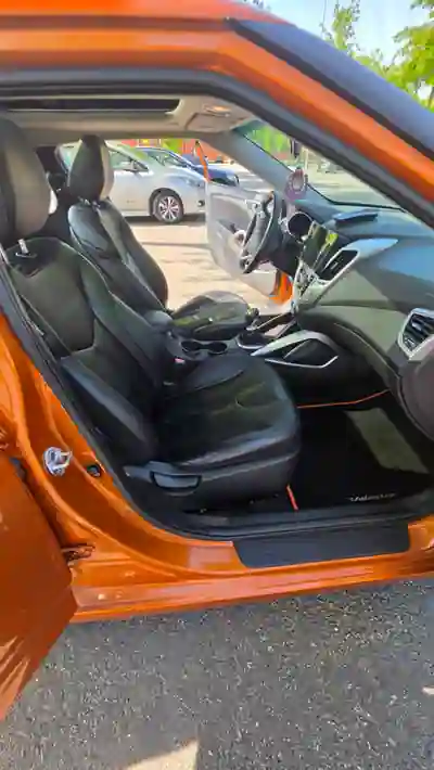 Hyundai Veloster 2012 - 10000 EUR, 150000 km - AUTO.MOTO.pt - 150000km - foto 12 de 17