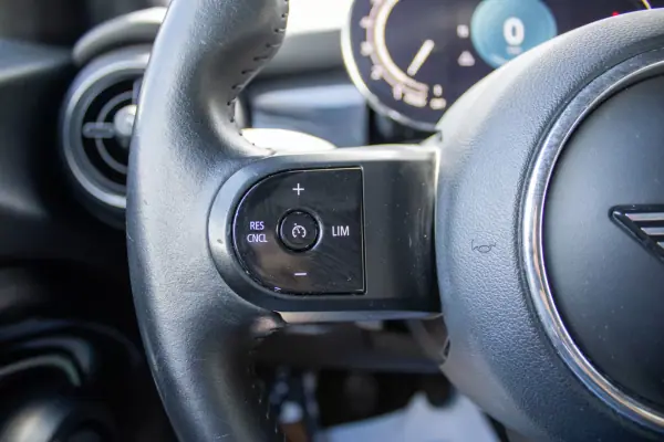 MINI 5 Portas 2022 - 16999 EUR, 153000 km - AUTO.MOTO.pt - 153000km - foto 26 de 38