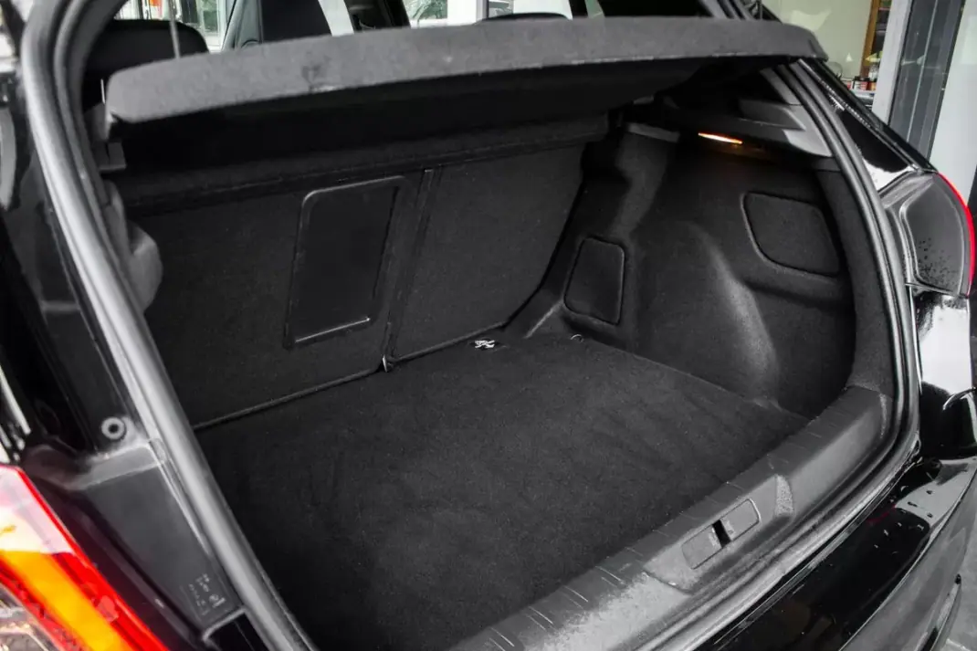 Peugeot 308 2020 - 17990 EUR, 142466 km - AUTO.MOTO.pt - 142466km - foto 31 de 45